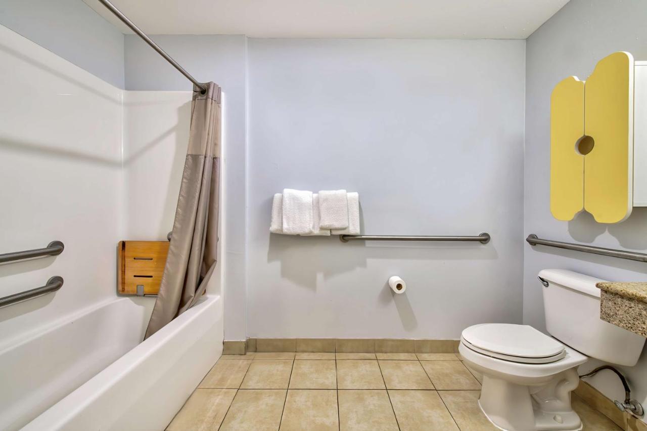 6-eagle Pass, Tx - Lakeside Hotel 2*