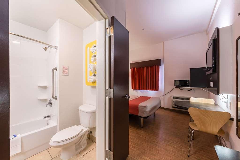 6-eagle Pass, Tx - Lakeside Hotel 2*