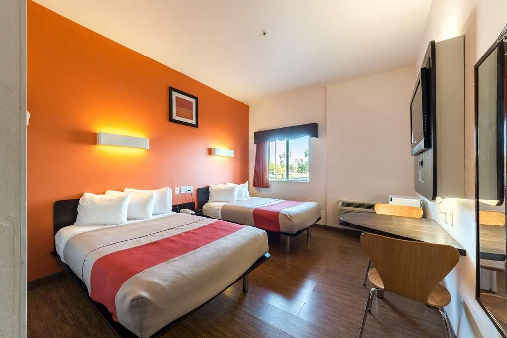6-eagle Pass, Tx - Lakeside Hotel 2*